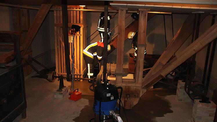 Fünf bis zehn Zentimeter hoch stand das Wasser unterhalb des größten Ausstellungsstücks, der Neidmühle.