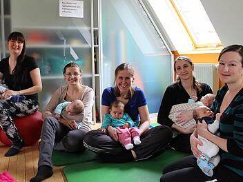 Frischgebackene Mütter aus Oberleichtersbach, Mitgenfeld und Bad Brückenau besuchen einen Kurs der Hebamme Doris Wytopil im evangelischen Gemeindehaus. In wenigen Wochen schon gehen einige von ihnen in die Krabbelgruppe. Ohne die Arbeit des Bündnis Familie wäre das nicht möglich.  Foto: Julia Raab