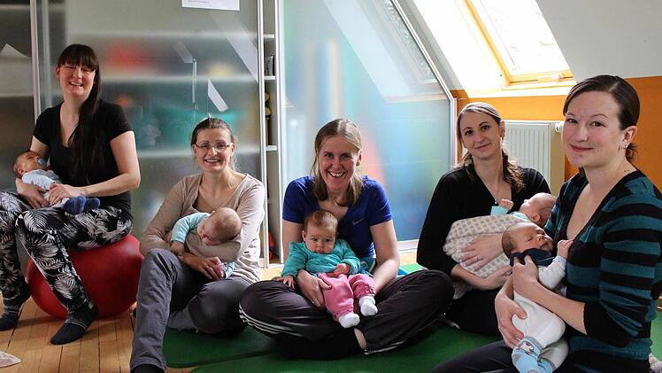 Frischgebackene Mütter aus Oberleichtersbach, Mitgenfeld und Bad Brückenau besuchen einen Kurs der Hebamme Doris Wytopil im evangelischen Gemeindehaus. In wenigen Wochen schon gehen einige von ihnen in die Krabbelgruppe. Ohne die Arbeit des Bündnis Familie wäre das nicht möglich.  Foto: Julia Raab