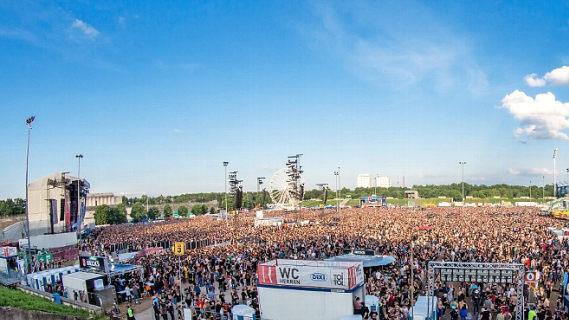 Die Pyrotechnik kommt noch: Rammstein auf der Hauptbühne von Rock im Park (großes Bild). Blick über einen Teil des Festivalgeländes (links). Das Wetter war, wie alle Jahre, auch heuer wieder ein Thema - die Fans nahmen's mit Humor.  Fotos: Fabian Gebert