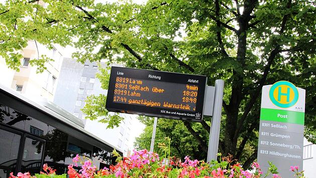 Auf den Anzeigetafeln - hier an der Haltestelle Hindenburgstraße - wird am Freitag über den Notfahrplan während des Warnstreiks informiert. Foto: Jochen Berger