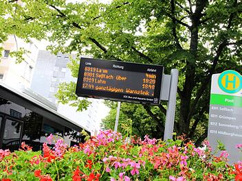 Auf den Anzeigetafeln - hier an der Haltestelle Hindenburgstraße - wird am Freitag über den Notfahrplan während des Warnstreiks informiert. Foto: Jochen Berger