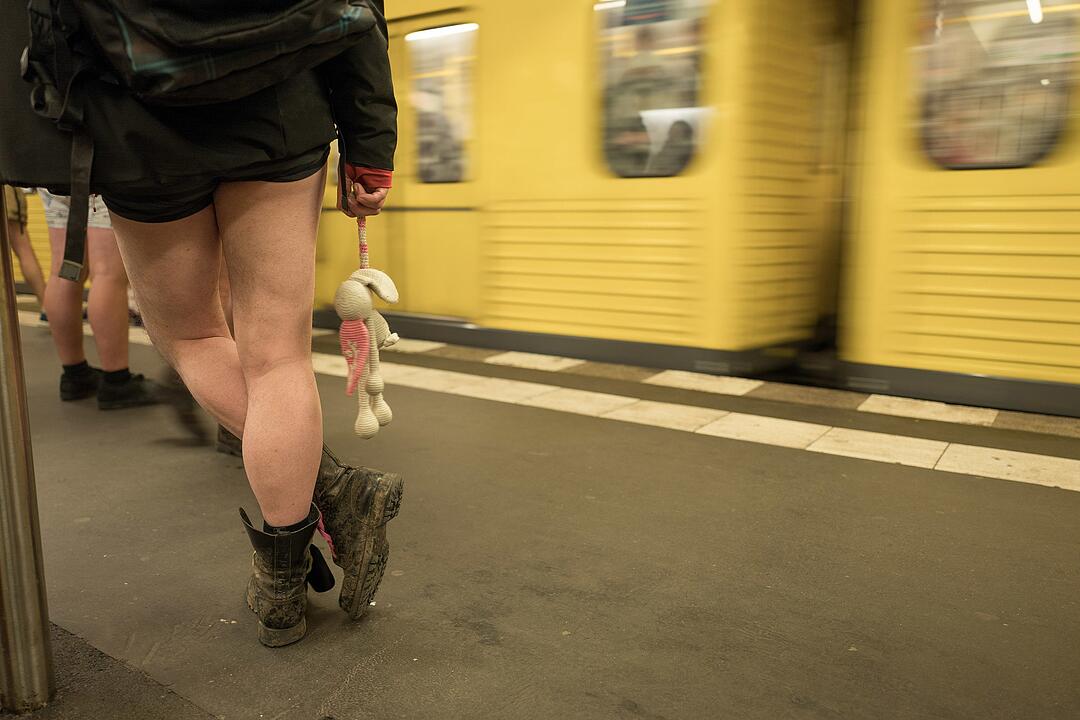 U-Bahn-Passagiere fahren ohne Hose