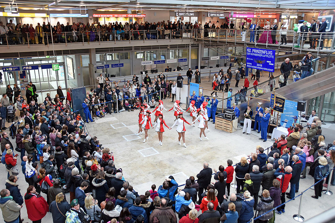 Fasching: Traditioneller Prinzenflug am Nürnberger Flughafen