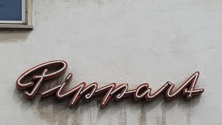 Die Leuchtreklame des ehemaligen Schuhgeschäfts Pippart hängt noch an der Hauswand.  Foto: Christofzik