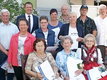 Den Geehrten des VdK Oeslau danken Kreisvorsitzende Susann Biedefeld (links), B&uuml;rgermeister Marco Steiner (hinten, Dritter von links), Gudrun Grimmer (Mitte links) und Vorsitzender Uwe B&ouml;hnel (Zweiter von rechts).  Foto: Martin Rebhan