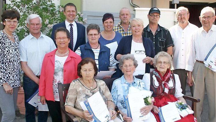 Den Geehrten des VdK Oeslau danken Kreisvorsitzende Susann Biedefeld (links), Bürgermeister Marco Steiner (hinten, Dritter von links), Gudrun Grimmer (Mitte links) und Vorsitzender Uwe Böhnel (Zweiter von rechts).  Foto: Martin Rebhan