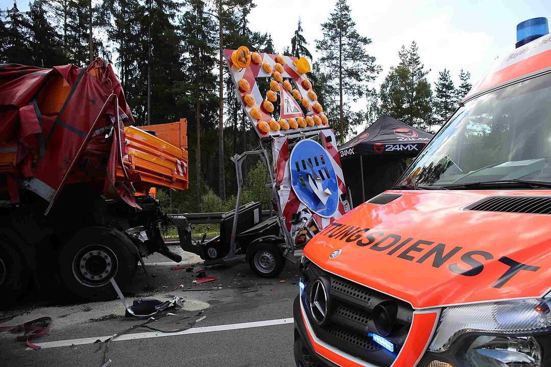 Lkw-Unfall auf A93: Stahlplatten fliegen vom Sattelzug