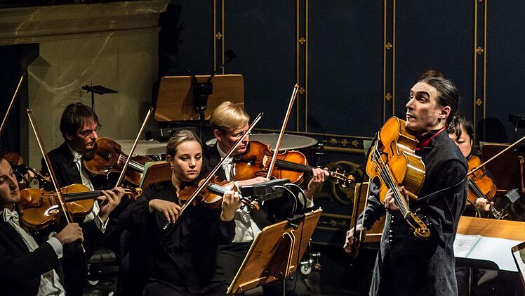 Begeisterten Applaus gab es für Sergey Malov als Solist und Dirigent und für das Philharmonische Orchester beim Sinfoniekonzert im Landestheater Coburg.Foto: Jochen Berger