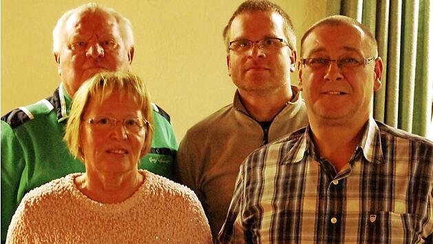 Das Bild zeigt von links (hinten) Ehrenvorsitzenden Adolf Groh und Zweiten Vorsitzenden Wolfgang Weis sowie (vorne) Irene Pflaum und Vorsitzenden Thomas Reinhardt, beide 40 Jahre im Verein. Foto: H. Schmitt