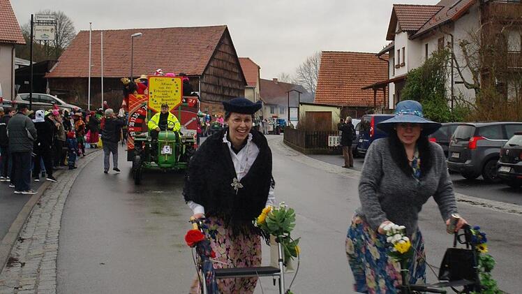 Wer grad so gehen konnte, zog im Speicherzer Gaudiwurm mit. Foto:   Stephanie Elm