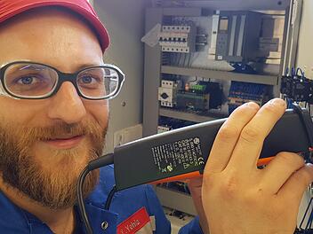 Yazan Yehia an dem von den Lehrlingen selbst zusammengebauten Schaltschrank. Einem Elektroniker für Automatisierungstechnik dürfen keine Fehler passieren. Rein praktisch ist Yazan eigentlich ein Einserkandidat. Aber als arabischer Muttersprachler auch die deutschen Fachbegriffe immer parat zu haben und Texte schnell zu erfassen und zu beantworten, das ist schon eine Herausforderung. Selbst für ein Talent. Foto: Brigitte Krause