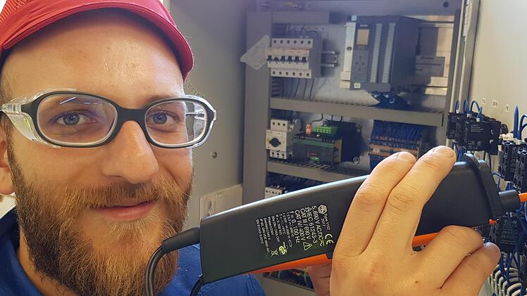 Yazan Yehia an dem von den Lehrlingen selbst zusammengebauten Schaltschrank. Einem Elektroniker für Automatisierungstechnik dürfen keine Fehler passieren. Rein praktisch ist Yazan eigentlich ein Einserkandidat. Aber als arabischer Muttersprachler auch die deutschen Fachbegriffe immer parat zu haben und Texte schnell zu erfassen und zu beantworten, das ist schon eine Herausforderung. Selbst für ein Talent. Foto: Brigitte Krause