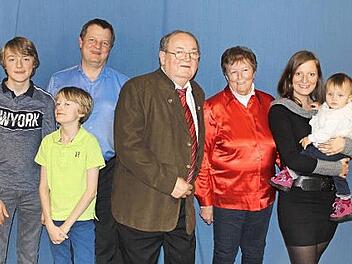 Roswitha und Bernd Radlo mit Sohn Jürgen und Tochter Susanne Heinlein sowie den Enkelkindern  Foto: Michael Wunder