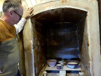 Derzeit dauert es etwas länger, bis Wolfgang Knapp seinen großen Brennofen anschüren kann. Die Aufträge fehlen.