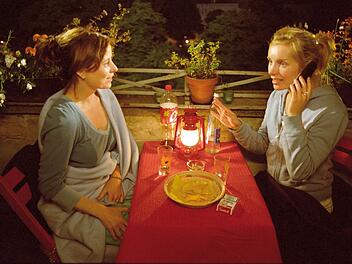 Im Vogelnest über der Stadt tauschen sich Katrin (Inka Friedrich, links) und Nike (Nadja Uhl) über das Leben aus.