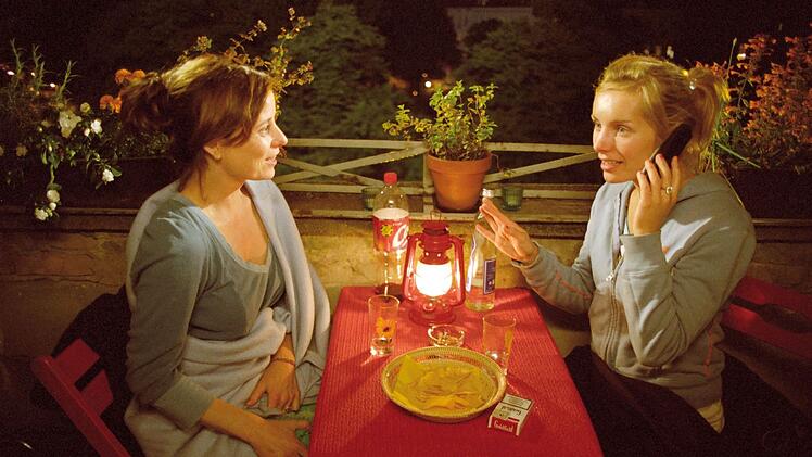 Im Vogelnest über der Stadt tauschen sich Katrin (Inka Friedrich, links) und Nike (Nadja Uhl) über das Leben aus.