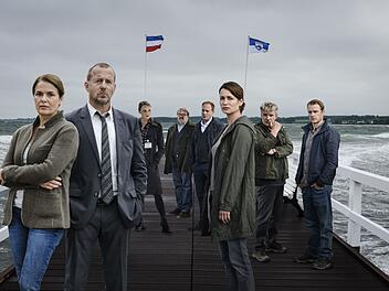 All diese Stars in nur einer Ostsee-Kleinstadt! Im bei 3sat wiederholten ZDF-Krimizweiteiler "Tod eines M&auml;dchens" spielen, von links: Barbara Auer, Heino Ferch, Anna Unterberger, Gustav Peter W&ouml;hler, Johann von B&uuml;low, Anja Kling, J&ouml;rg Sch&uuml;ttauf und Hinnerk Sch&ouml;nemann.