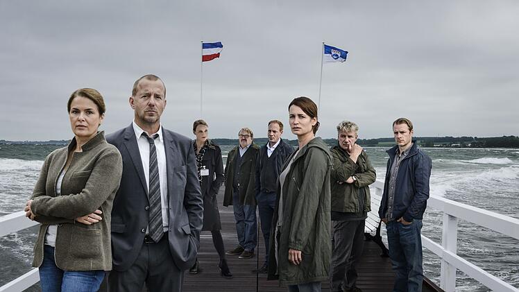 All diese Stars in nur einer Ostsee-Kleinstadt! Im bei 3sat wiederholten ZDF-Krimizweiteiler "Tod eines M&auml;dchens" spielen, von links: Barbara Auer, Heino Ferch, Anna Unterberger, Gustav Peter W&ouml;hler, Johann von B&uuml;low, Anja Kling, J&ouml;rg Sch&uuml;ttauf und Hinnerk Sch&ouml;nemann.
