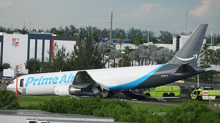 Unfall mit Frachtflugzeug nach Landung am Flughafen Miami