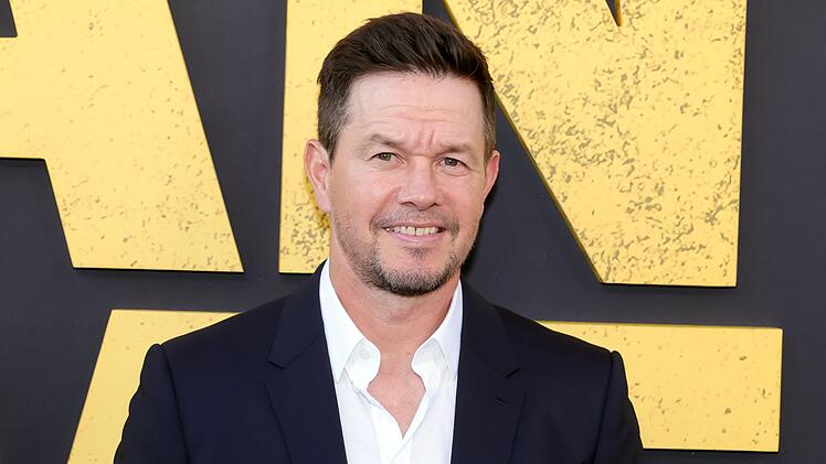 F&uuml;r seine Rolle in dem neuen Film "By Any Means" machte Schauspieler Mark Wahlberg eine drastische optische Verwandlung durch.