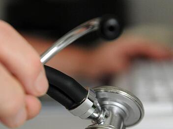 In besten Händen  wissen sich die Patienten aus der weiten Umgebung  in der  Rugendorfer Praxis.  Foto: dpa