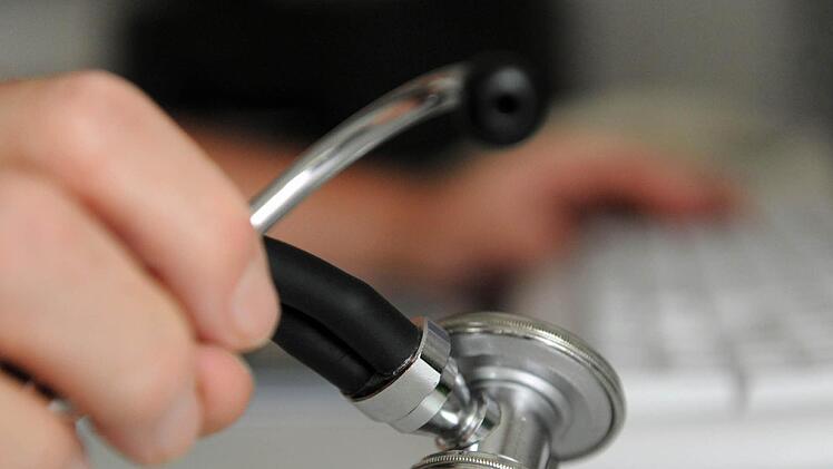 In besten Händen  wissen sich die Patienten aus der weiten Umgebung  in der  Rugendorfer Praxis.  Foto: dpa