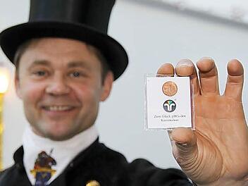 Verschenkte Glückspfennige zum neuen Jahr: Kaminkehrer Ralf Rüttiger.  Fotos: Ulrike Müller