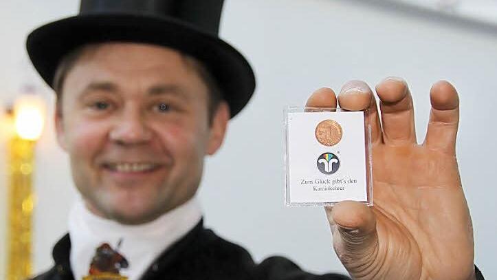 Verschenkte Glückspfennige zum neuen Jahr: Kaminkehrer Ralf Rüttiger.  Fotos: Ulrike Müller