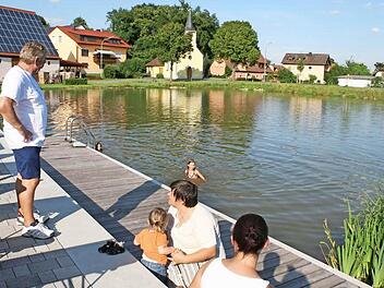 Der sanierte Dorfsee bietet auch Badespaß. Foto: Evi Seeger