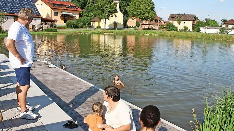 Der sanierte Dorfsee bietet auch Badespaß. Foto: Evi Seeger