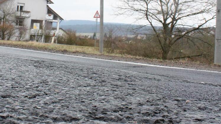 Nicht weit entfernt des neuen Schildes finden sich auch schon die ersten Schlaglöcher.  Foto: Robert Huger