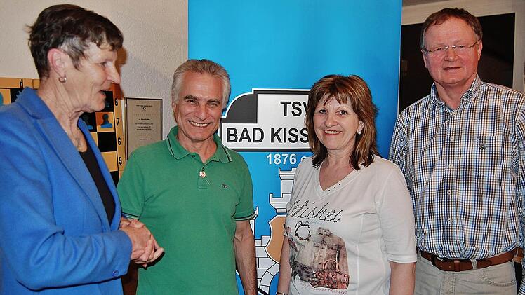 TSV-Vorsitzende Hannelore Schön (von links) gratuliert den Mitgliedern Gerhard Voll, Sigrid Metz und Roland Jordan zur 25-jährigen Mitgliedschaft.  Foto: Sigismund von Dobschütz