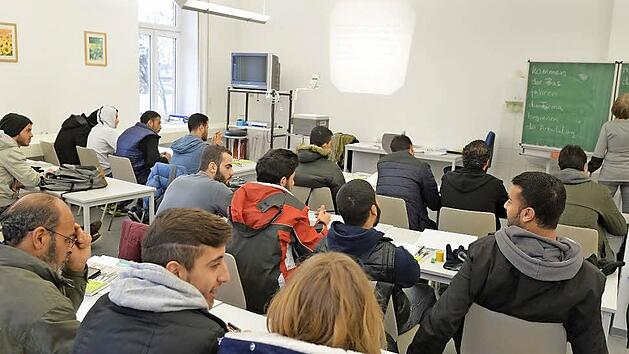 Viel Geld flie&szlig;t in Bamberg in die Qualifizierung von Fl&uuml;chtlingen. Doch die Koordination der Kurse k&ouml;nnte besser sein.  Foto: Ronald Rinklef