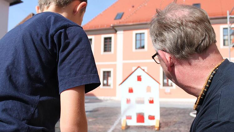 Eine Win-win-Situation: Die Kinder durften sich wie ein Feuerwehrmann fühlen und die Feuerwehr konnte auf sich aufmerksam machen.  Foto: Markus Häggberg