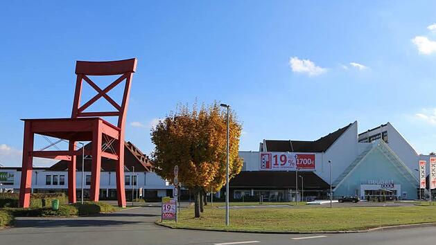 Am Tag nach dem &Uuml;berfall ist in Hirschaid kaum mehr etwas davon zu sehen. In welchem der beiden M&ouml;belh&auml;user - Neubert (im Bild) oder M&ouml;max - das Geld geraubt wurde, wollte die Polizei aus ermittlungstaktischen Gr&uuml;nden nicht beantworten. Foto: Barbara Herbst