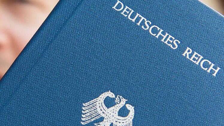 Solche Fantasie-Dokumente wie dieser "Deutsches-Reich-Reisepass" sind bereits im Landkreis Bamberg aufgetaucht. Jüngst hat sich ein Mann in Hallstadt als "Reichsbürger" ausgegeben.  Foto: Patrick Seeger/dpa (Archiv)