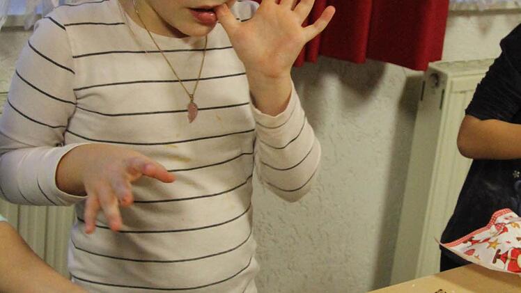 Schlecken erlaubt - Anna Braunersreuther (6) findet das Plätzchenbacken im Feuerwehrhaus richtig klasse