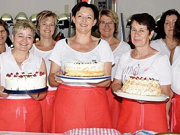 Ein Kuchen- und Tortenbuffet hatten die flei&szlig;igen Mitgliederfrauen mit ihrer Vorsitzenden Annemarie Scheumann (links) zusammengestellt. Foto: Dieter Radziej