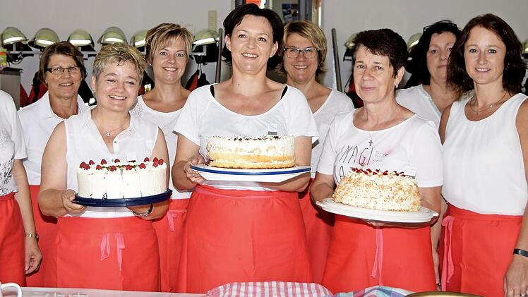 Ein Kuchen- und Tortenbuffet hatten die flei&szlig;igen Mitgliederfrauen mit ihrer Vorsitzenden Annemarie Scheumann (links) zusammengestellt. Foto: Dieter Radziej