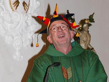 Dekan Hans Roppelt bei einer seiner Faschingspredigten Foto: Archiv/Sonny Adam