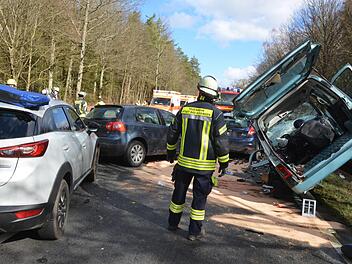 Auf der Staatsstra&szlig;e 2291 im Landkreis Bad Kissingen kam es am Sonntag zu einem t&ouml;dlichen Verkehrsunfall. Foto:  Peter Rauch