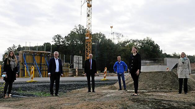 Gute Nachrichten für Hochstadt: Die neue B 173 wird mit einem lärmarmen Asphalt versehen. Darüber informierten (v. re.) die stellvertretende Leiterin des Staatlichen Bauamts Bamberg, Baudirektorin Katrin Roth, die Bundestagsabgeordnete Emmi Zeulner, Projektleiter Ralf Holzheimer, Landrat Christian Meißner, der Erste Bürgermeister der Gemeinde Hochstadt, Max Zeulner, sowie Abteilungsleiterin Kathrin Bullmann vom Landratsamt Lichtenfels.  Foto: Alicia Vetter