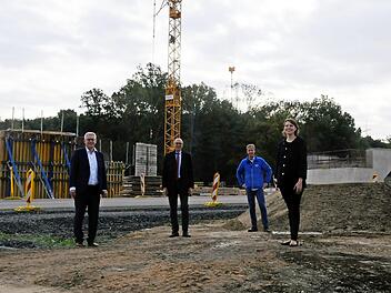 Gute Nachrichten für Hochstadt: Die neue B 173 wird mit einem lärmarmen Asphalt versehen. Darüber informierten (v. re.) die stellvertretende Leiterin des Staatlichen Bauamts Bamberg, Baudirektorin Katrin Roth, die Bundestagsabgeordnete Emmi Zeulner, Projektleiter Ralf Holzheimer, Landrat Christian Meißner, der Erste Bürgermeister der Gemeinde Hochstadt, Max Zeulner, sowie Abteilungsleiterin Kathrin Bullmann vom Landratsamt Lichtenfels.  Foto: Alicia Vetter