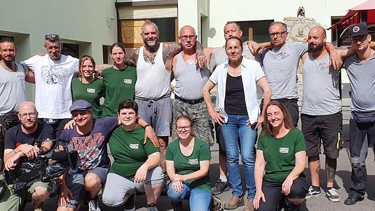 Auf dem Erinnerungsfoto sind die Mitarbeiterinnen und Mitarbeiter des Tierheims zusammen mit dem Team von "Harte Hunde - Ralf Seeger greift ein" zu sehen. Foto: Archiv Tierheim Wannigsmühle.