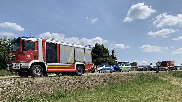 Steinsfeld: Lastwagen kommt von Stra&szlig;e ab und kippt um