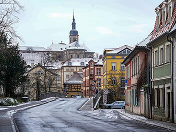 Bambergerin nach schmerzhaftem Sturz auf Eis ger&uuml;hrt von Helfern