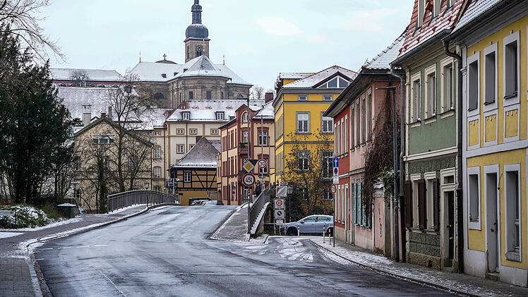 Bambergerin nach schmerzhaftem Sturz auf Eis ger&uuml;hrt von Helfern