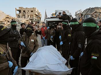 Der Islamische Dschihad und der Hamas übergeben eine Leiche.