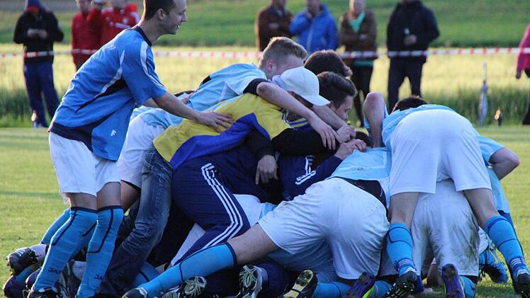 Die Freude der Oberndorfer ist nach dem 1:0 Sieg über den SV Kirchschönbach/TSV Prichsenstadt groß, den nun ist der TV Kreisligist. Fotos: Thomas
